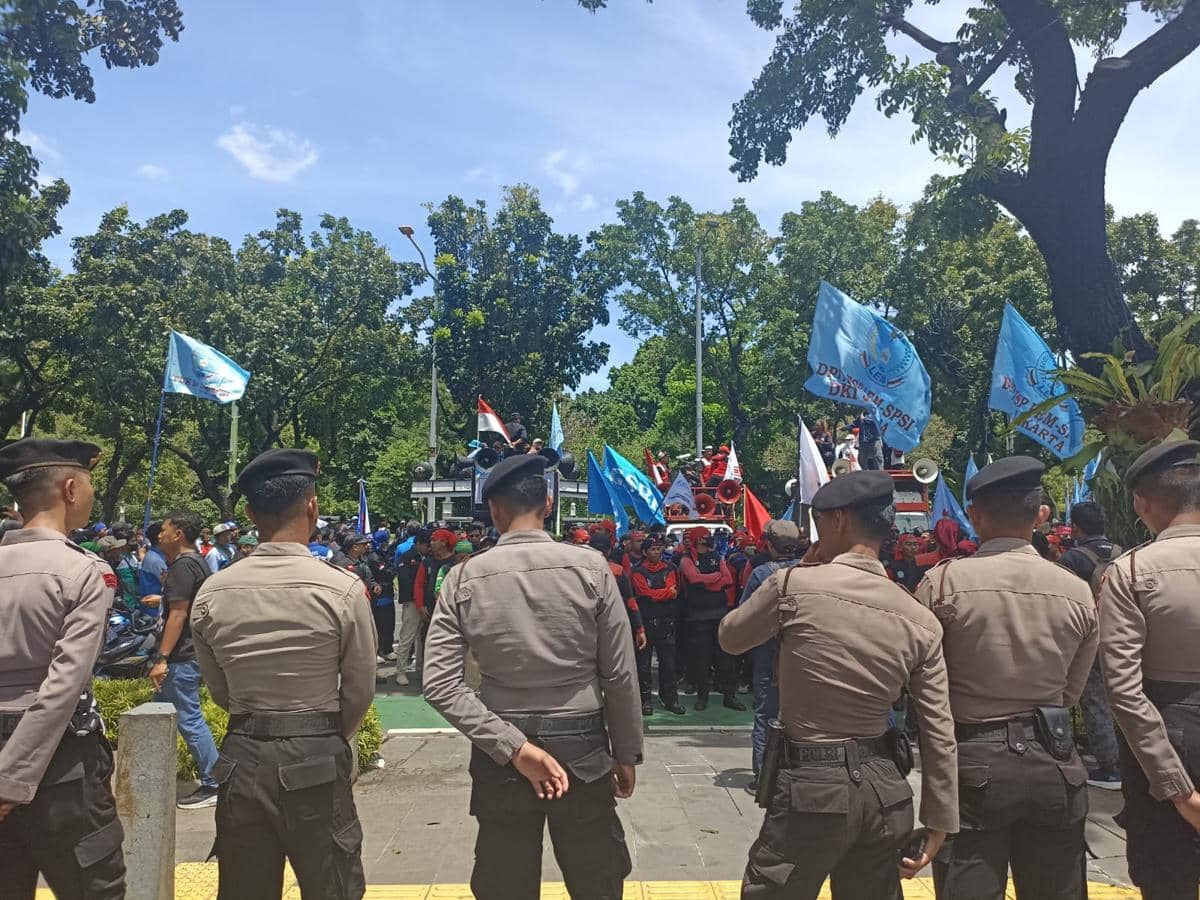 Demo buruh tuntut kenaikan UMP