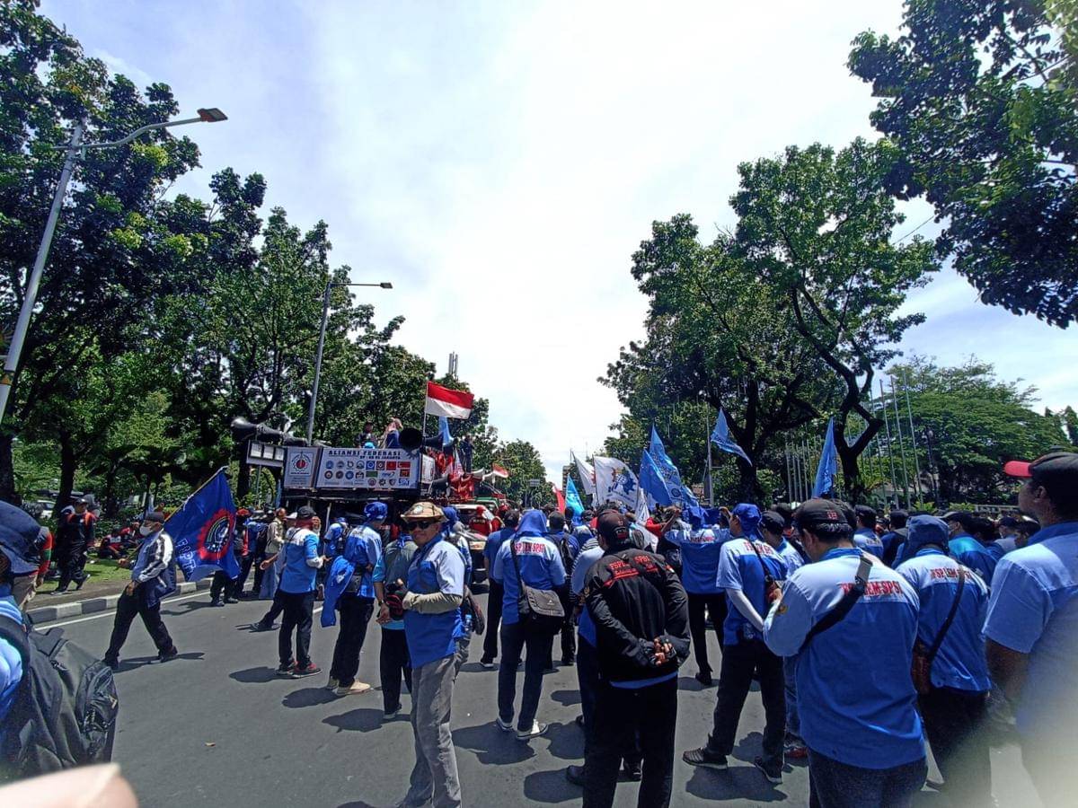 demo buruh tuntut kenaikan UMP