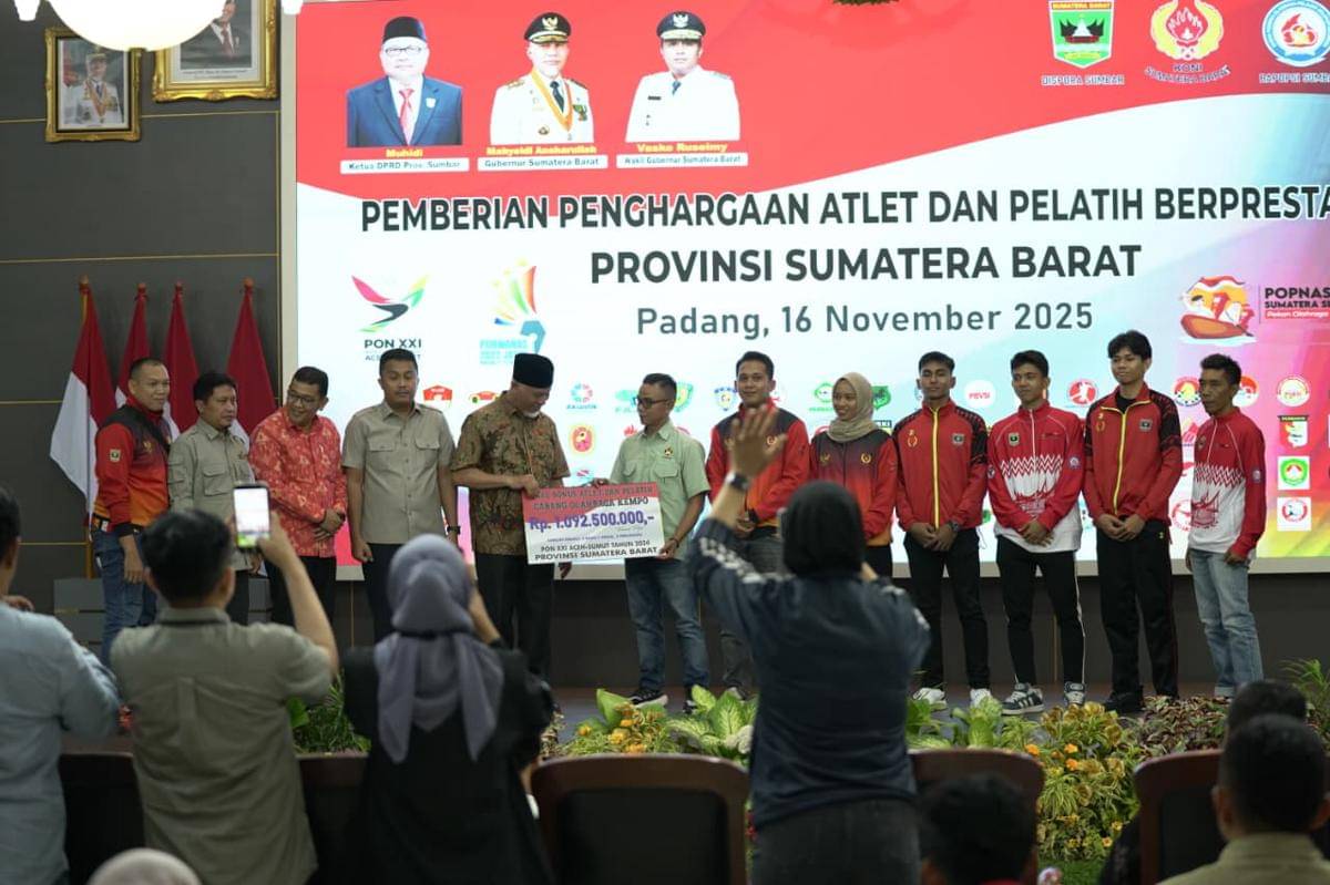 Gubernur Sumbar, Mahyeldi menyerahkan bonus kepada atlet.