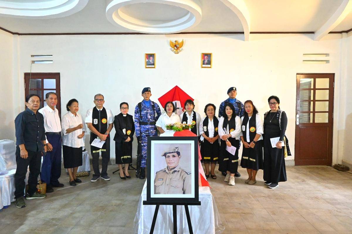 Upacara pemakaman militer mengiringi prosesi pemindahan makam Letnan Muda Udara Dua (LMU II) Cornelius Willem, penerjuan payung pertama Indonesia, di Taman Makam Pahlawan Sanaman Lampang, Palangkaraya
