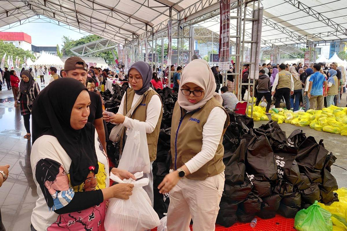 Masyarakat memadati pasar murah yang digelar Kerukunan Keluarga Sulawesi Selatan (KKSS) di Lapangan Karebosi Makassar, Senin (16/11/2025). (Dok. KKSS)