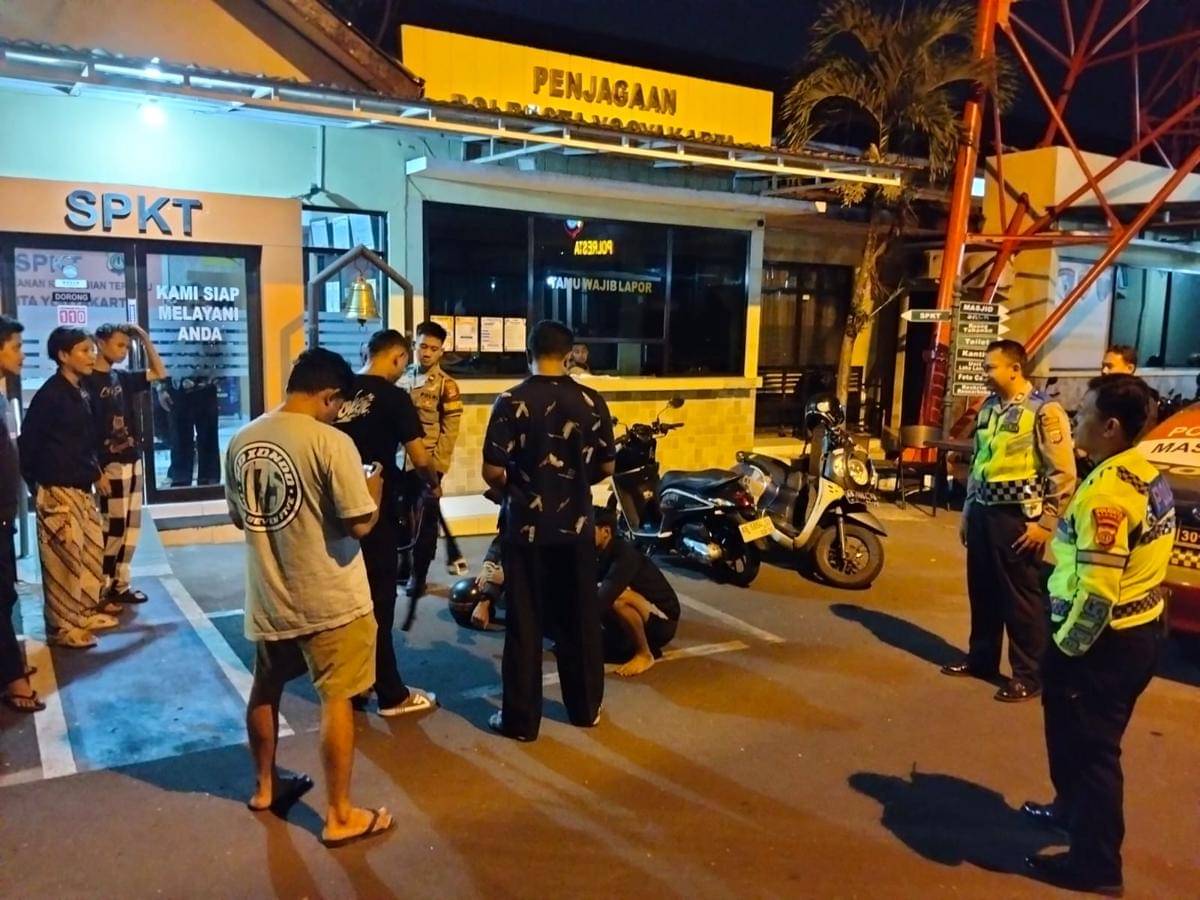 Jajaran Polsek Kraton mengamankan tiga orang pelajar yang diduga melakukan aksi kejahatan jalanan di wilayah Kraton, Kota Yogyakarta