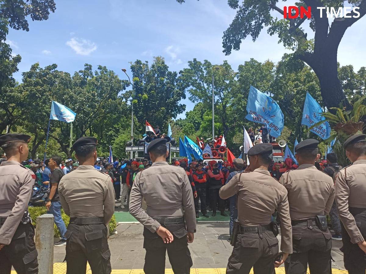 Demo buruh depan Balai Kota DKI Jakarta