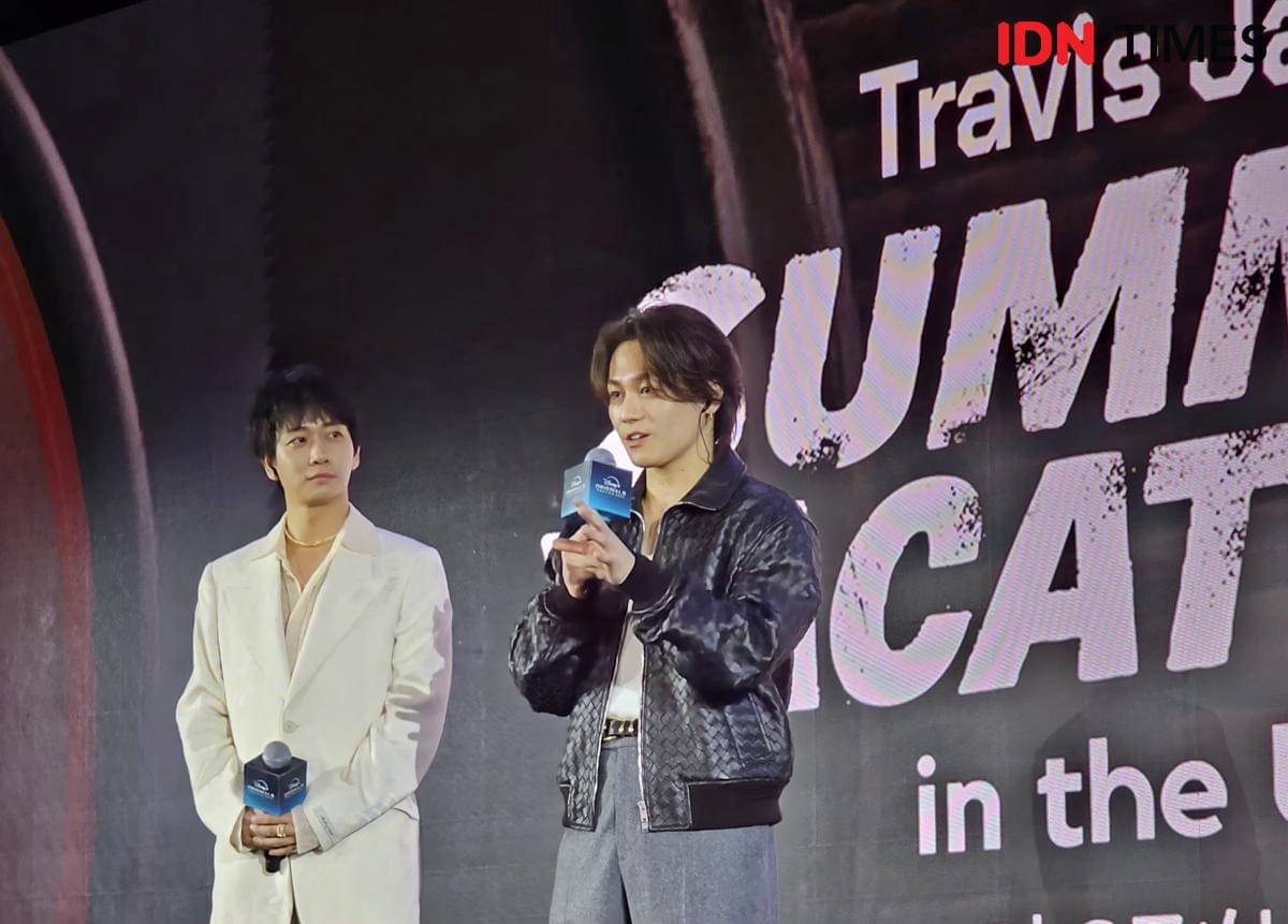 Dua member Travis hadir di acara Disney+ Originals Preview 2025 di Disneyland, Hong Kong. (IDN Times/Deti Mega Purnamasari)