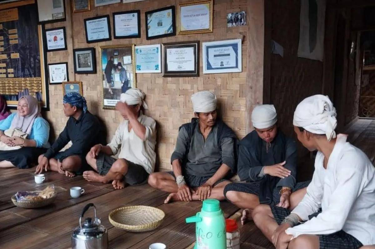 Repan (kanan kedua) tiba di kampung halamannya, Desa Kanekes (ANTARA/Sekdes Kanekes)