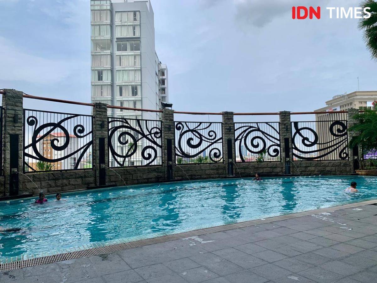 Potret kolam renang Wyndham Surabaya