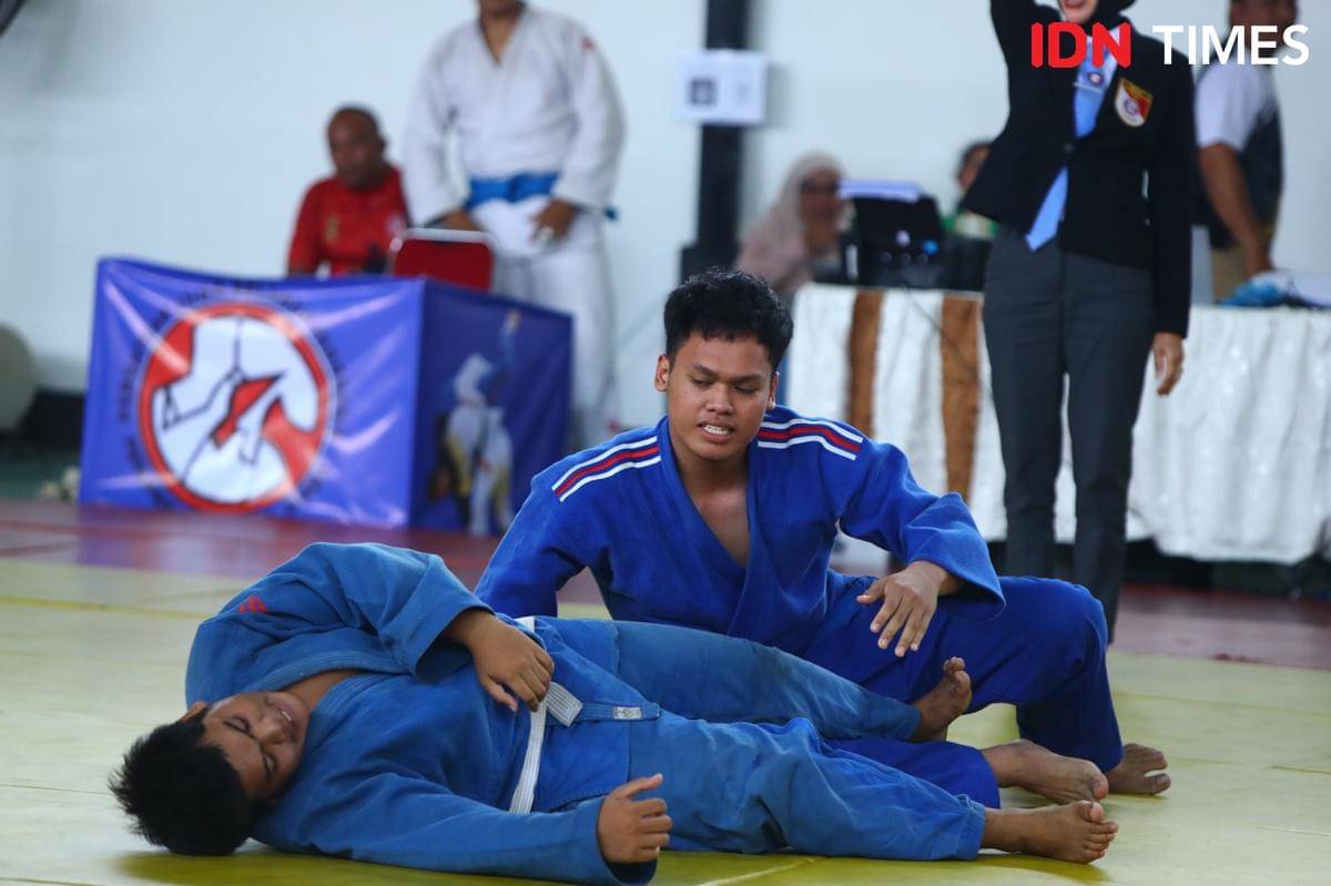 Aksi pejudo Medan Diego Siregar di Kejurprov Judo Sumut Konjen Jepang Cup 2025 (IDN Times/Doni Hermawan)