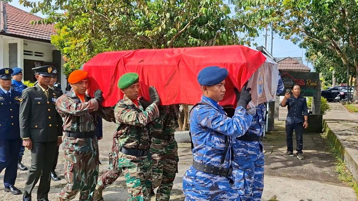 Upacara pemakaman militer mengiringi prosesi pemindahan makam Letnan Muda Udara Dua (LMU II) Cornelius Willem, penerjuan payung pertama Indonesia, di Taman Makam Pahlawan Sanaman Lampang, Palangkaraya