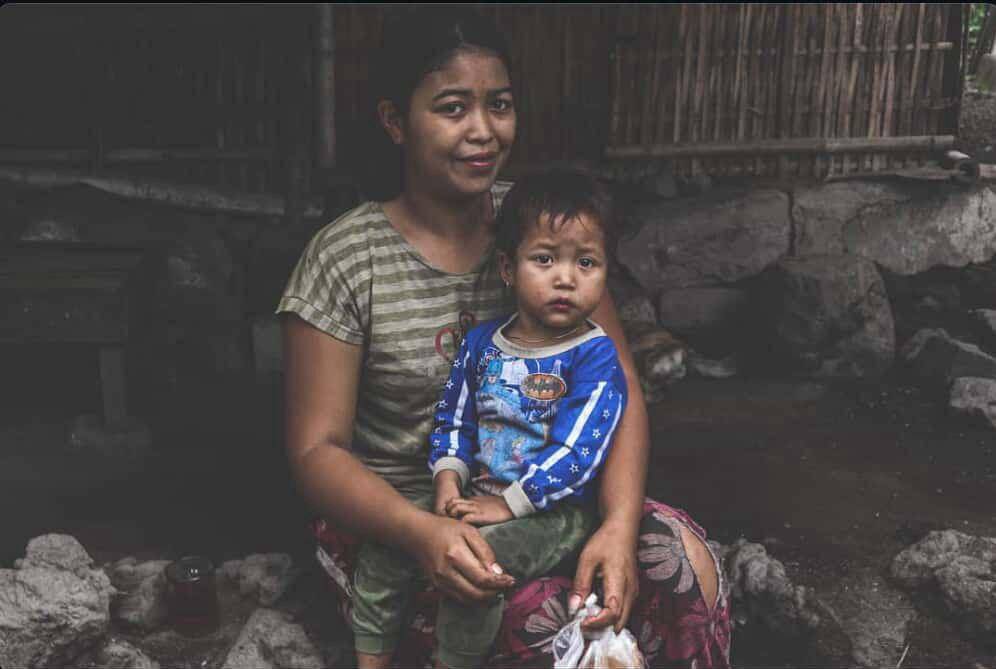 Ibu dan anak di Desa Ban, Karangasem, Bali.