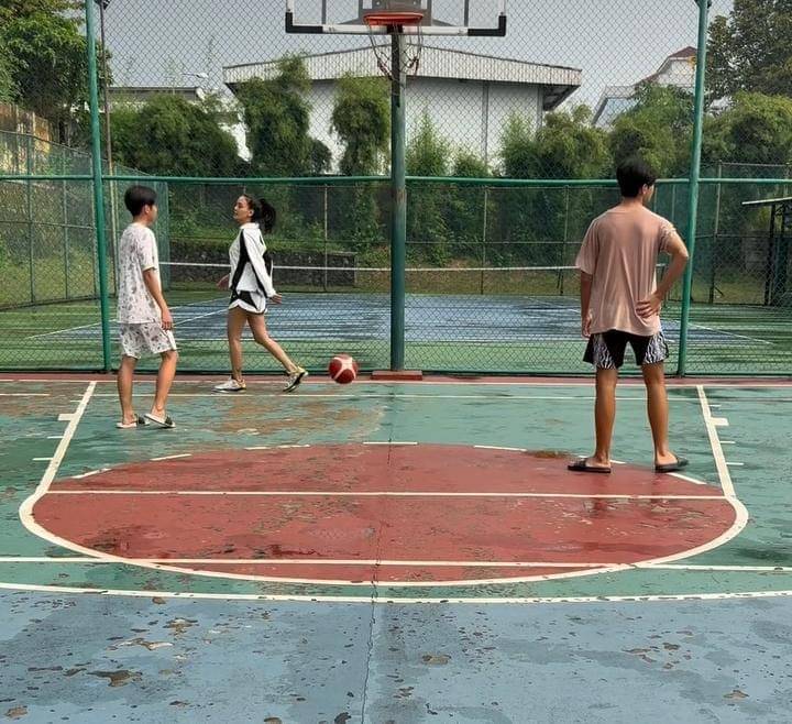 potret Erika Carlina main basket setelah lahiran