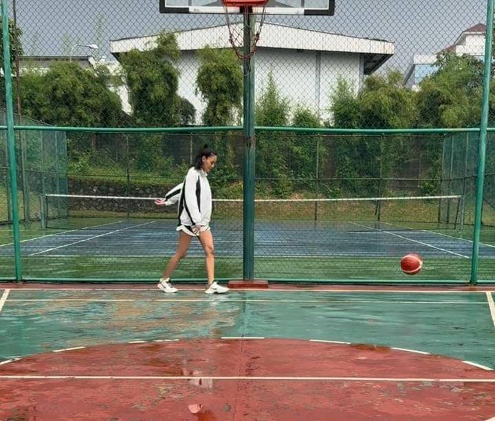 potret Erika Carlina main basket setelah lahiran