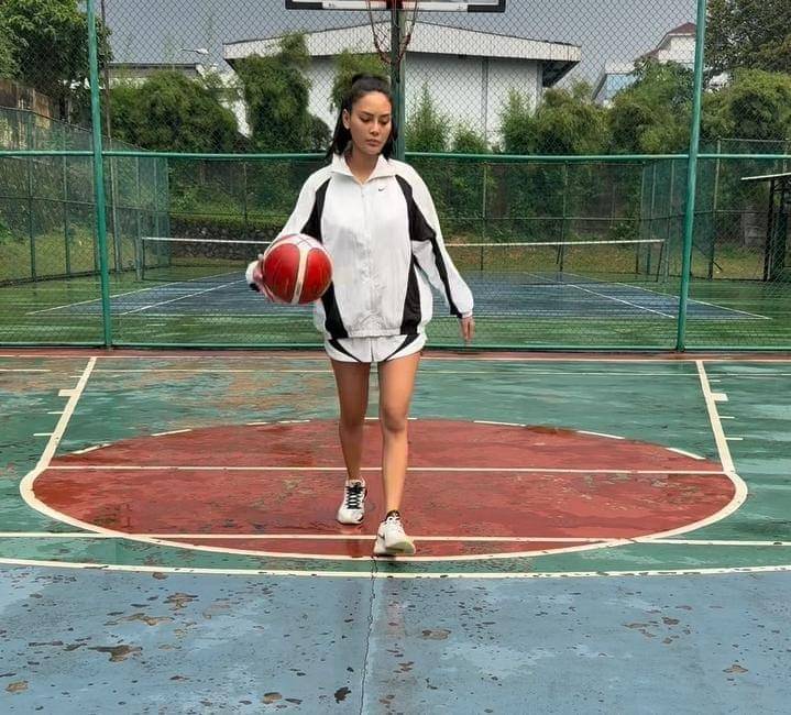 potret Erika Carlina main basket setelah lahiran