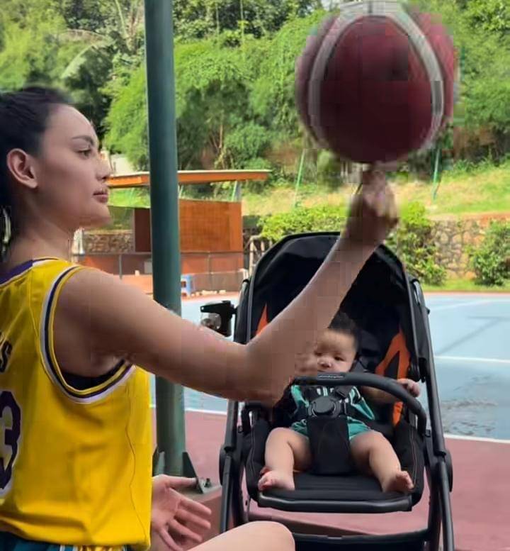 potret Erika Carlina main basket setelah lahiran