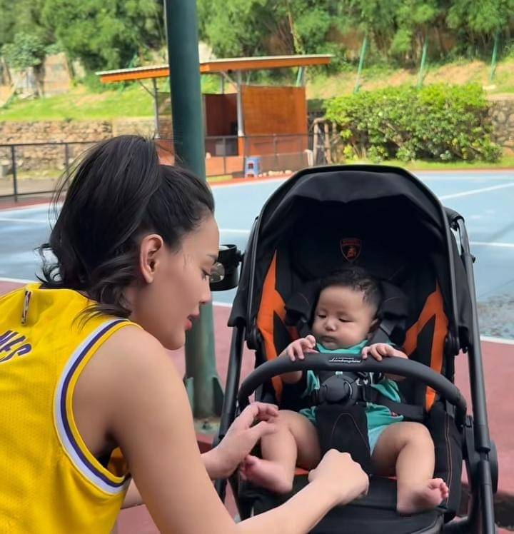 potret Erika Carlina main basket setelah lahiran