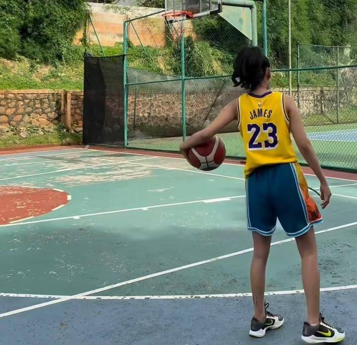 potret Erika Carlina main basket setelah lahiran