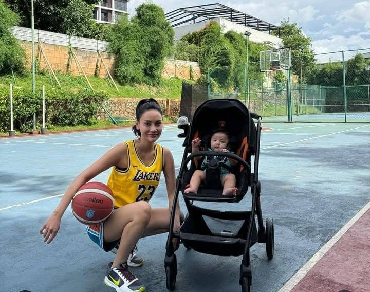 potret Erika Carlina main basket setelah lahiran