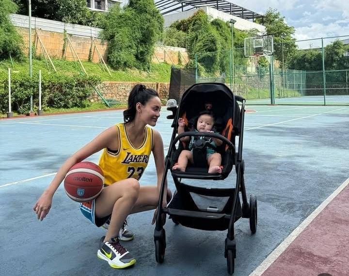 potret Erika Carlina main basket setelah lahiran