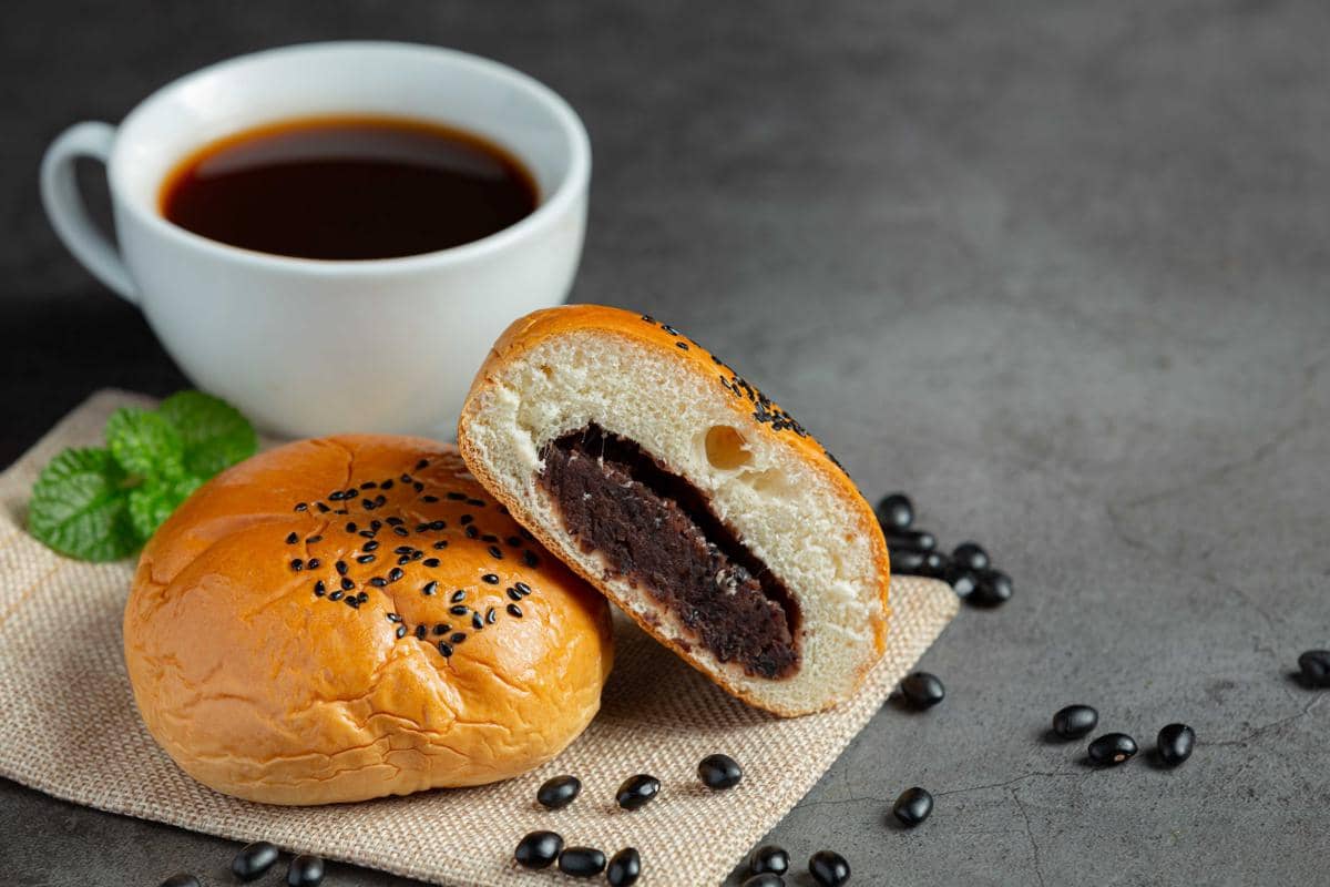 Resep Roti Manis Isi Cokelat yang Lumer, Lembut, dan Anti Bantat!