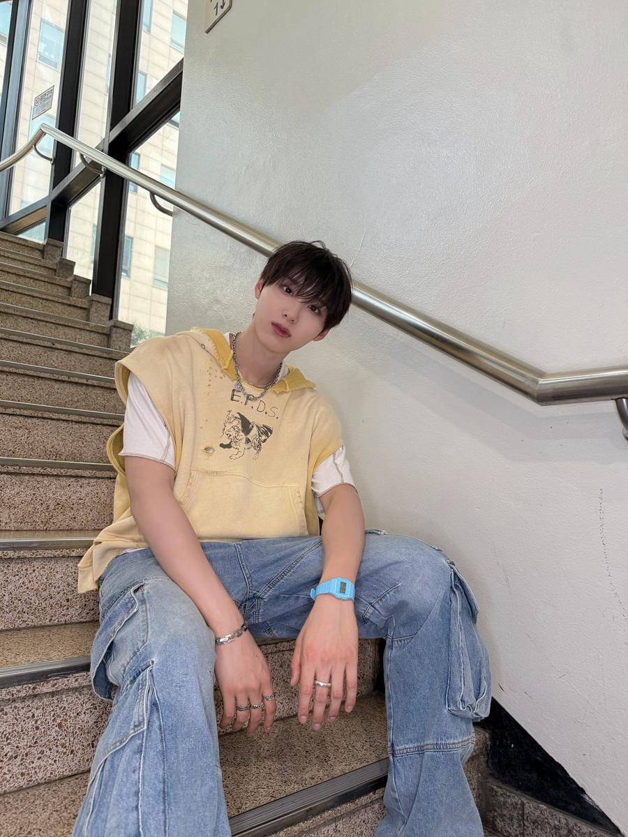 Gaya nongkrong member KickFlip