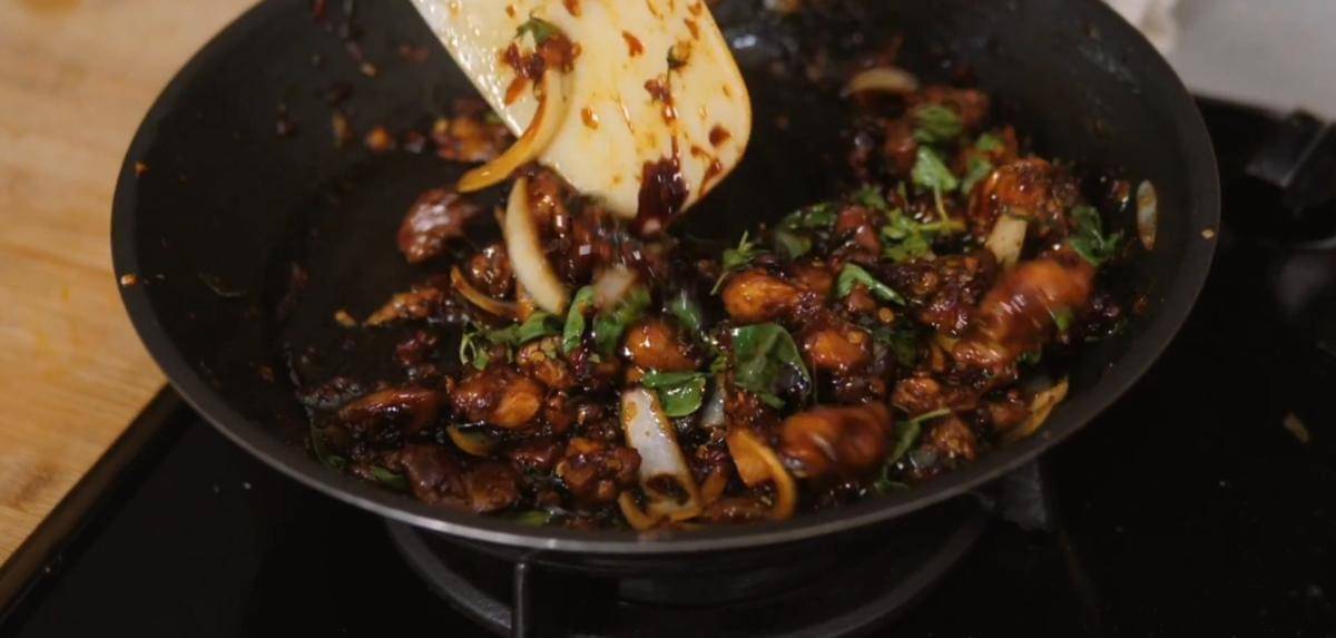 ilustrasi memasak ayam rica kecap kemangi