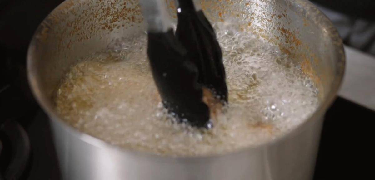 ilustrasi menggoreng ayam yang sudah dimarinasi