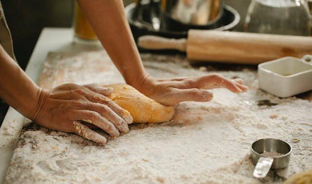 ilustrasi menguleni adonan