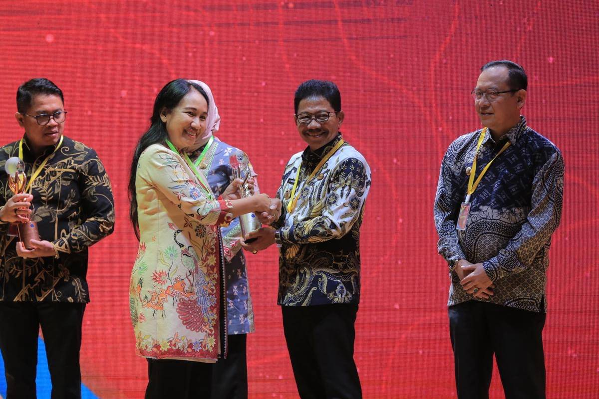 Pemkot Tangerang meraih penghargaan untuk inovasi aplikasi Sipantau dari Badan Informasi dan Geospasial