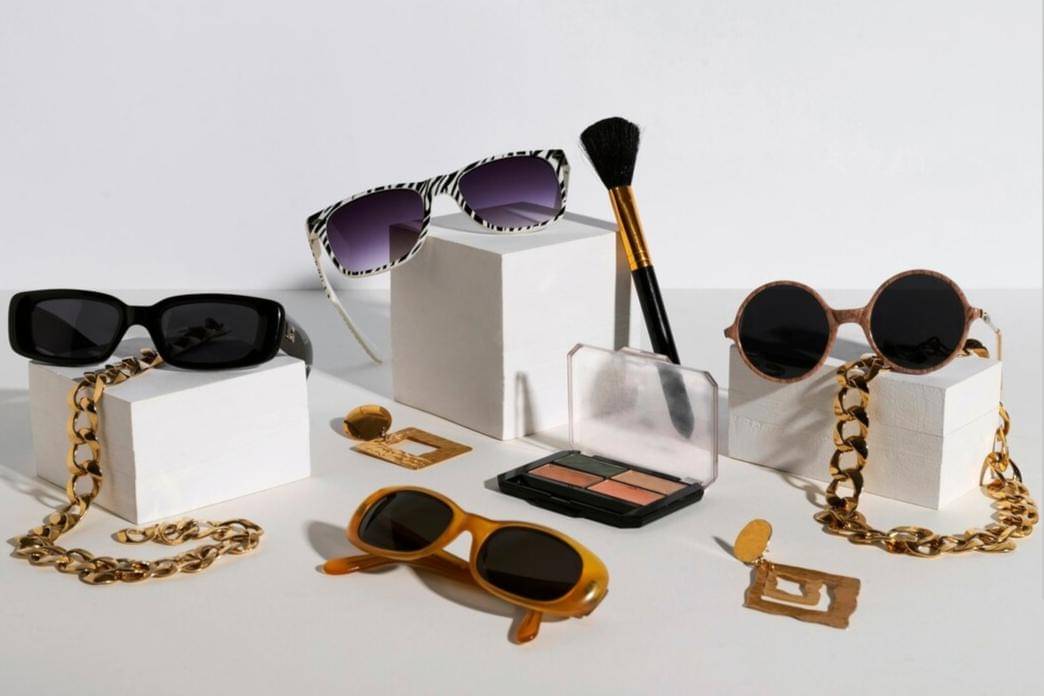 Ilustrasi paket bundling kacamata dan make up