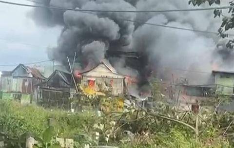 Kebakaran di kampung Borta Kecamatan Tallo, Makassar, Selasa (18/11/2025) (Dokumentasi warga)