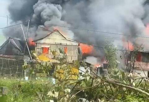 Detik-detik 7 rumah warga di kamapung Borta hangus terbakar, Selasa (18/11/2025) (Dokumentasi warga)