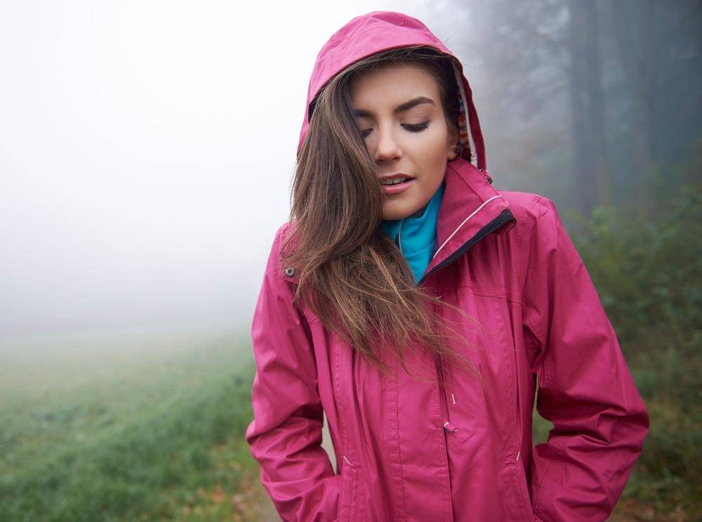 Ilustrasi memakai jas hujan