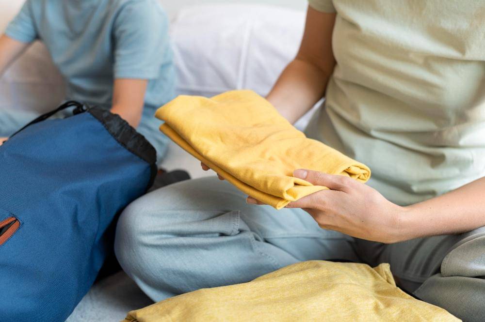 Ilustrasi membawa handuk kecil