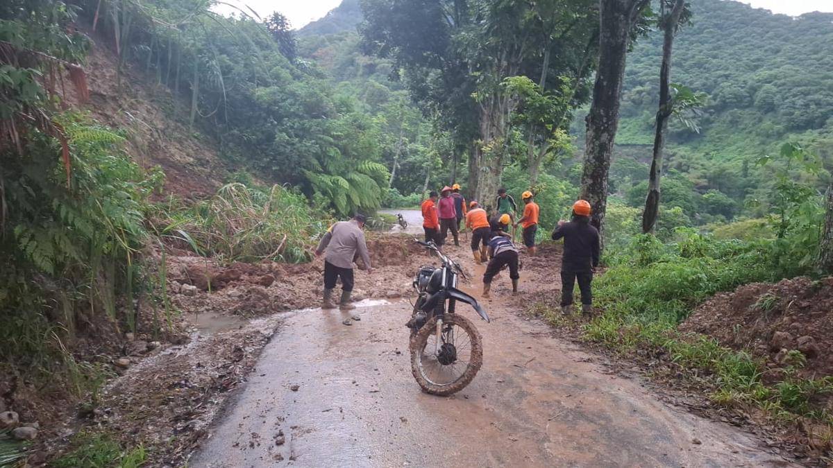 Longsor terjang jalan penghubung Kabupaten Madiun - Ponorogo. IDN Times/Riyanto.