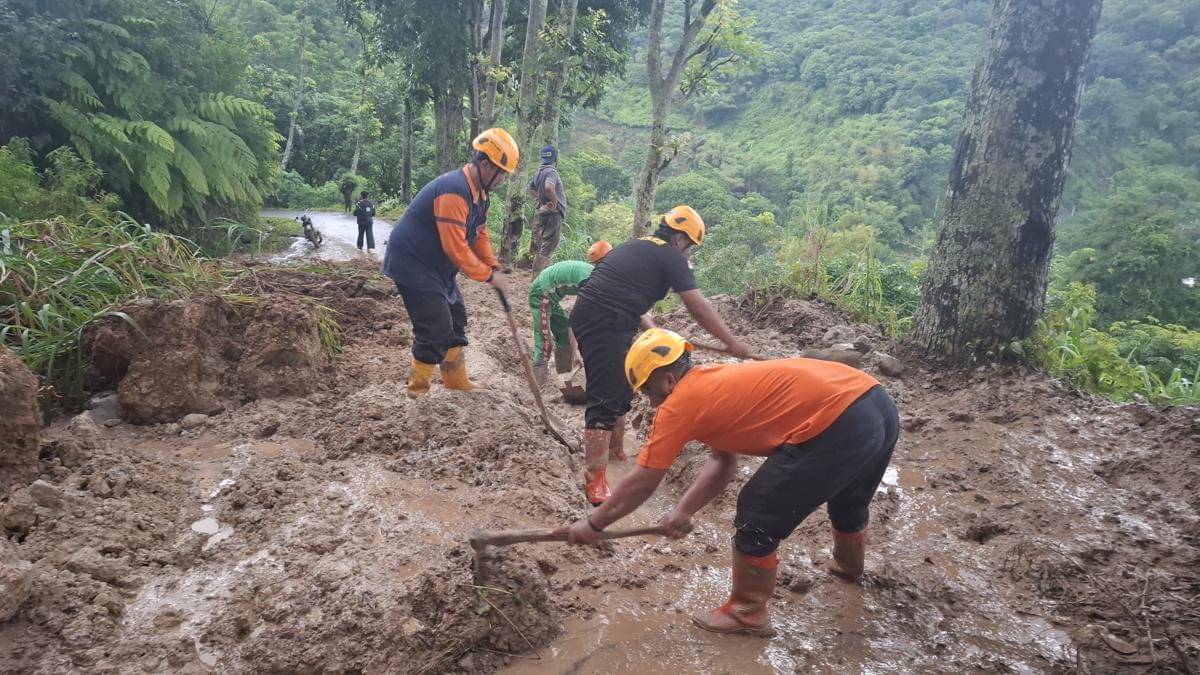 Longsor terjang jalan penghubung Kabupaten Madiun - Ponorogo. IDN Times/Riyanto.