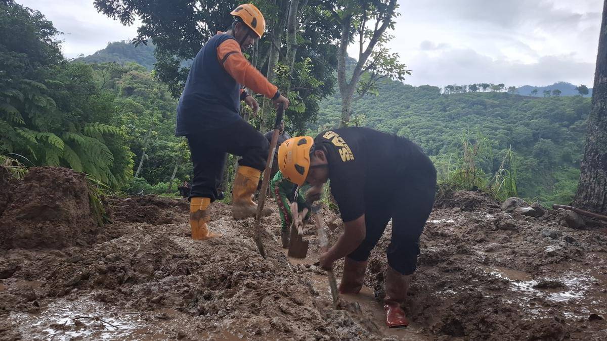 Longsor terjang jalan penghubung Kabupaten Madiun - Ponorogo. IDN Times/Riyanto.