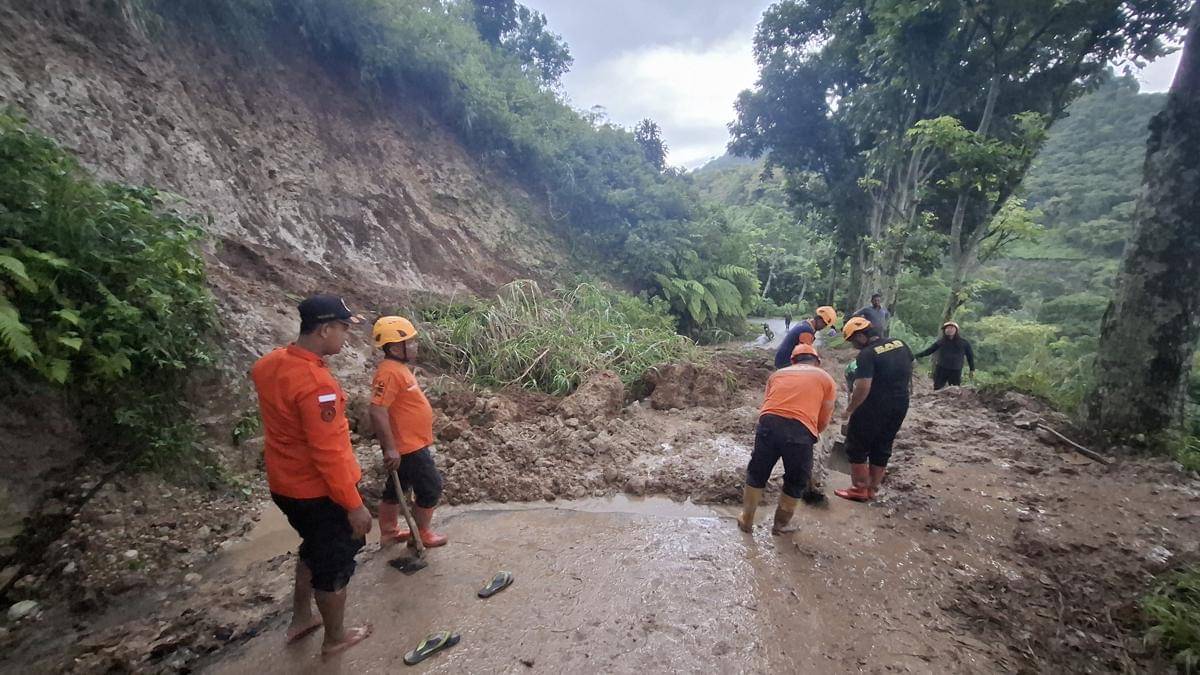 Longsor terjang jalan penghubung Kabupaten Madiun - Ponorogo. IDN Times/Riyanto.