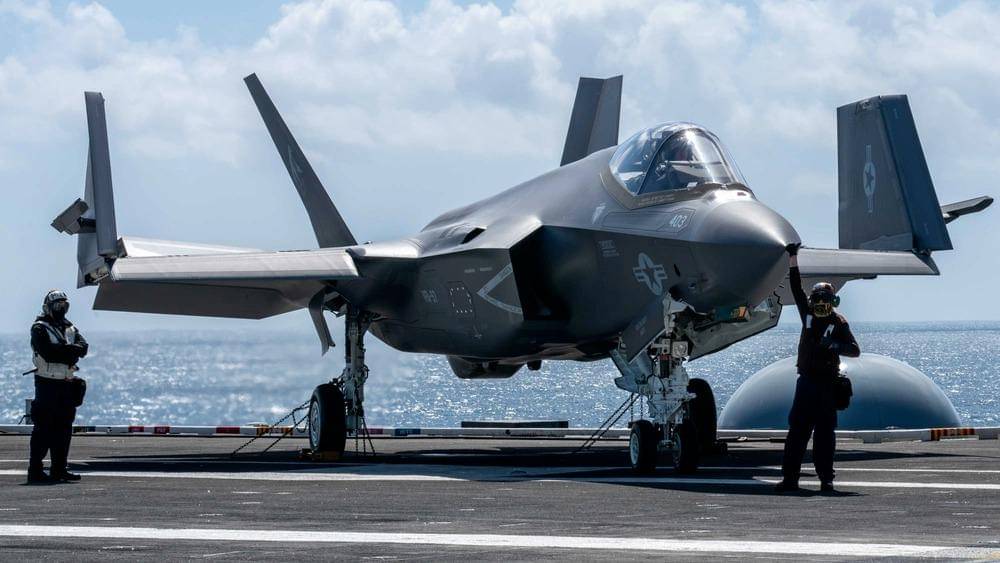(30 Maret 2023) Para pilot bersiap untuk menerbangkan F-35C Lightning II, yang ditugaskan ke “Warhawks” dari Strike Fighter Squadron (VFA) 97, di dek penerbangan kapal induk kelas Nimitz USS Carl Vinson (CVN 70). ( Seaman Derek Kelley, Public domain, via Wikimedia Commons)