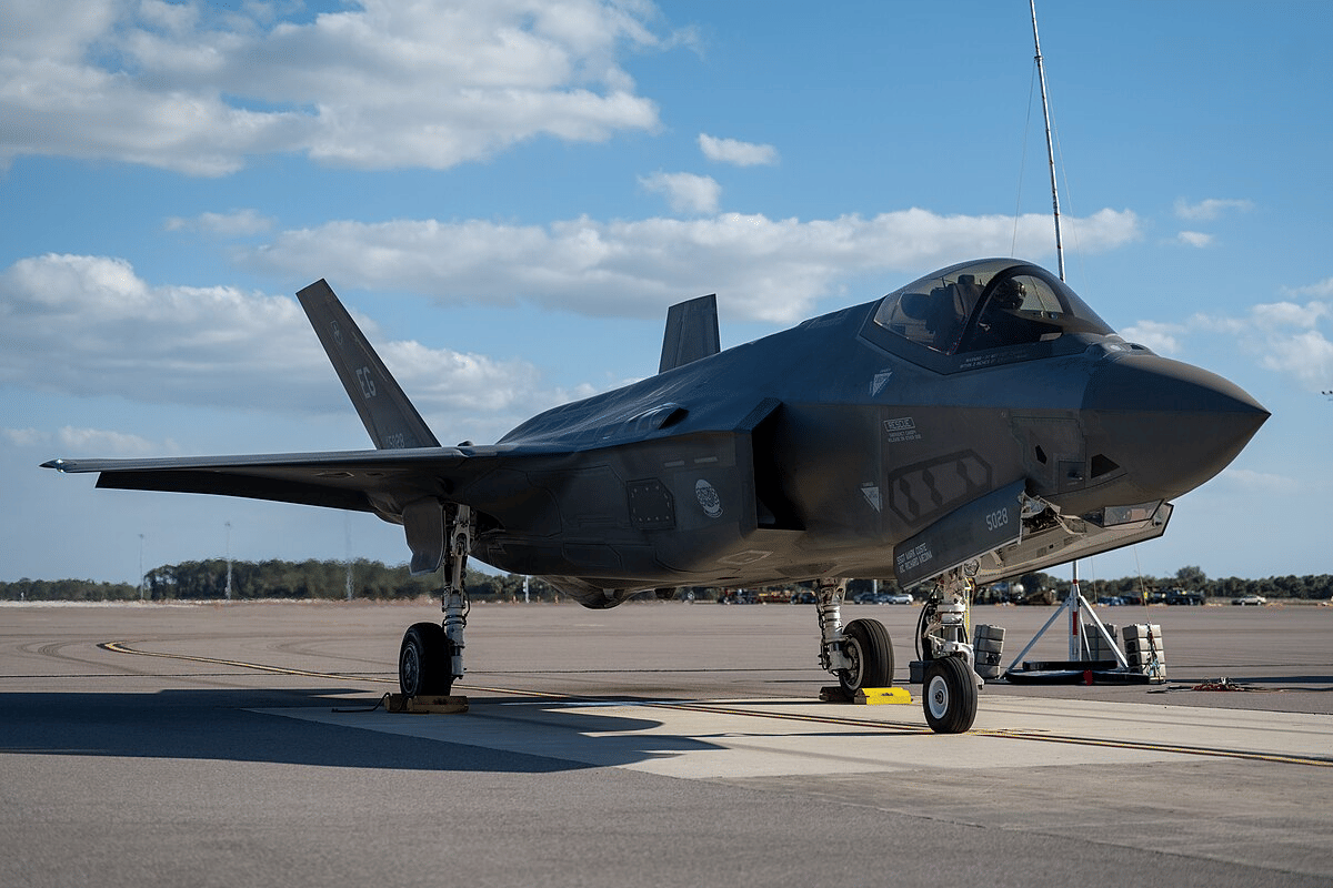 Seorang pilot dari Skuadron Tempur ke-58, Pangkalan Angkatan Udara Eglin, Florida, melakukan pemeriksaan pra-penerbangan di atas jet tempur F-35A Lightning II di Pangkalan Angkatan Udara MacDill, Florida, 13 Februari 2023. (Airman 1st Class Zachary Foster, CC0, via Wikimedia Commons)