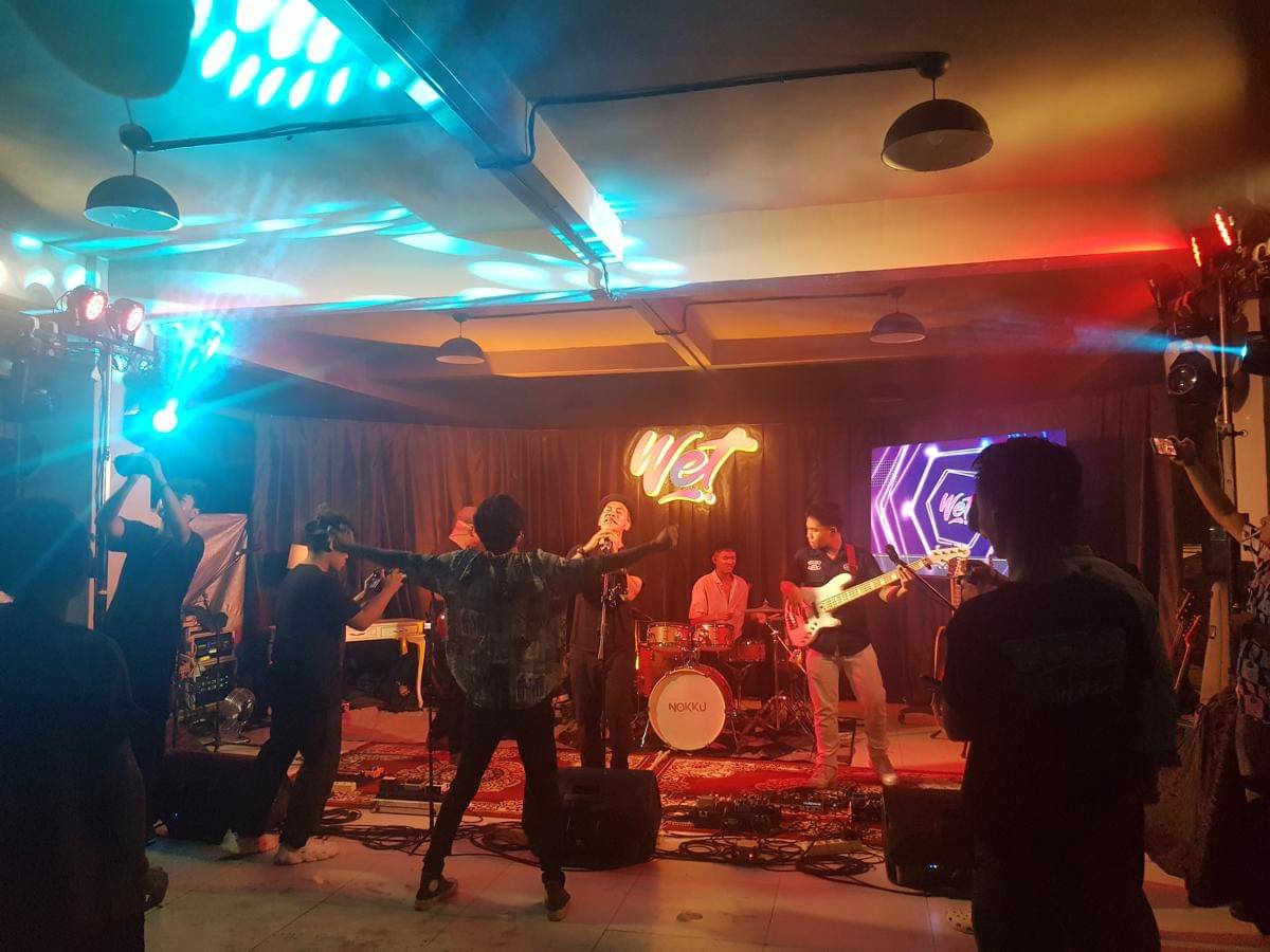 Penampilan band Telephone saat acara rilis album WET terbaru mereka, Rabu (12/11/2025). 