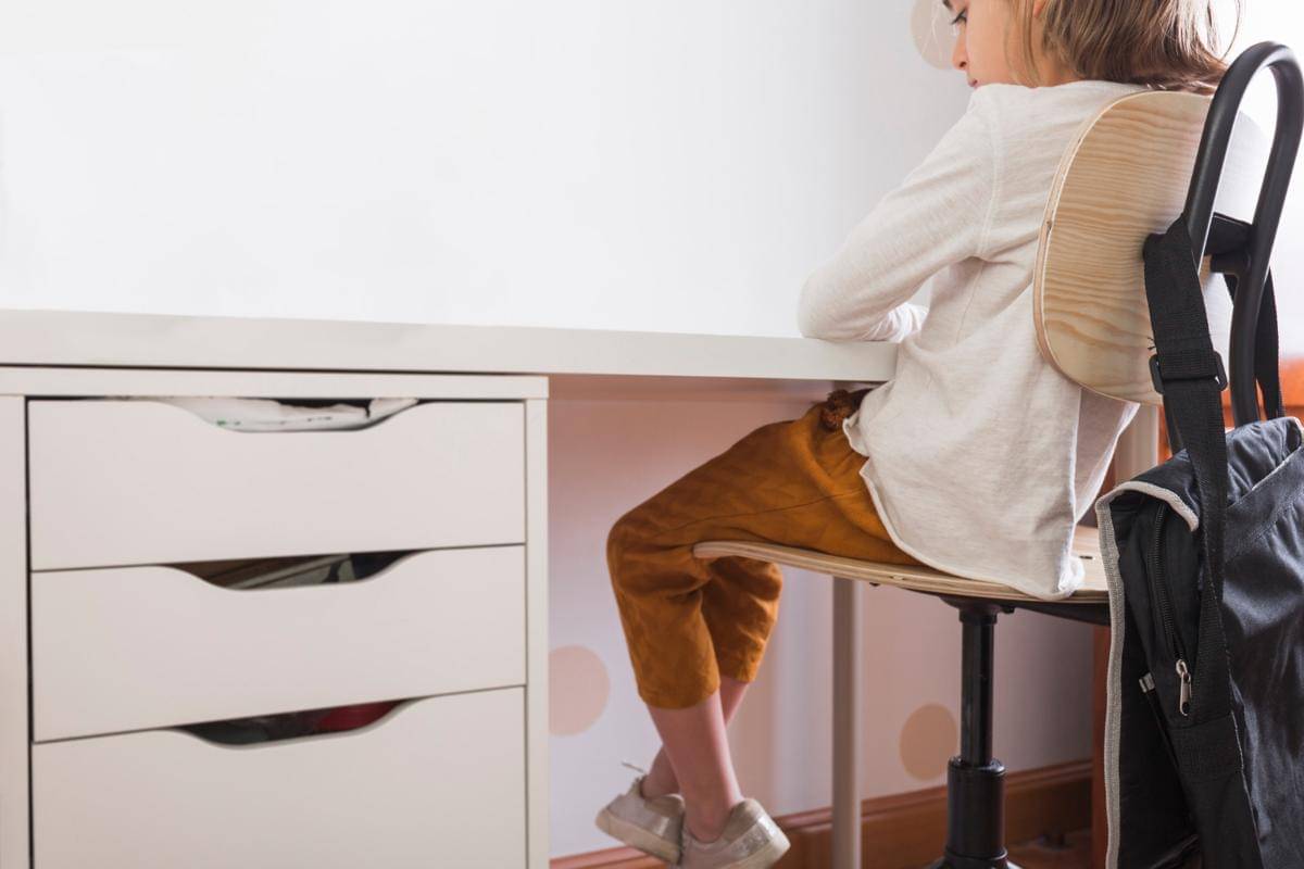 ilustrasi meja dengan manajemen kabel bawaan