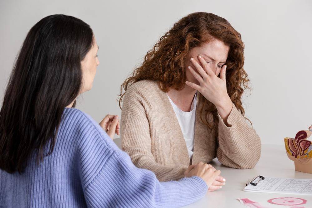 ilustrasi perempuan mengalami empathy fatigue