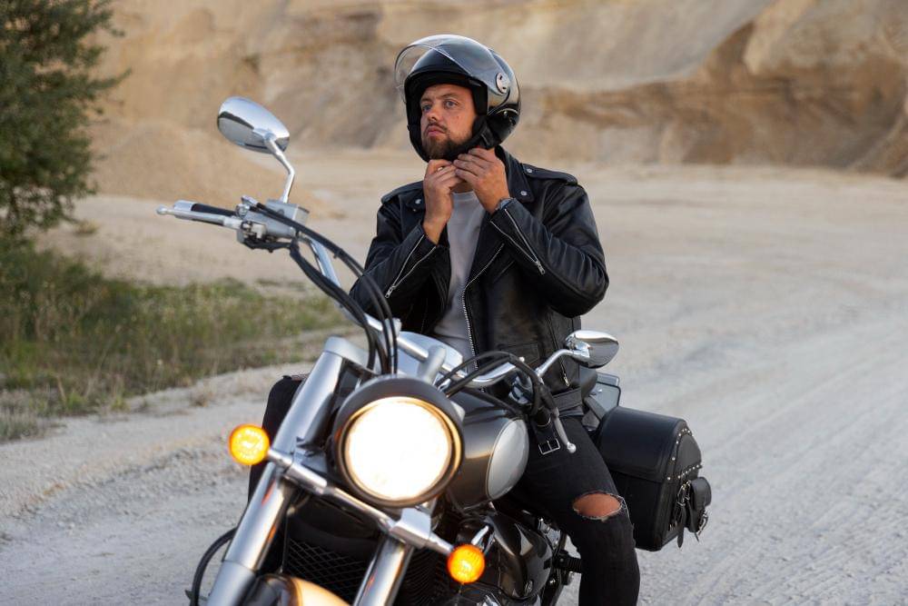 ilustrasi menggunakan helm (freepik.com/freepik)