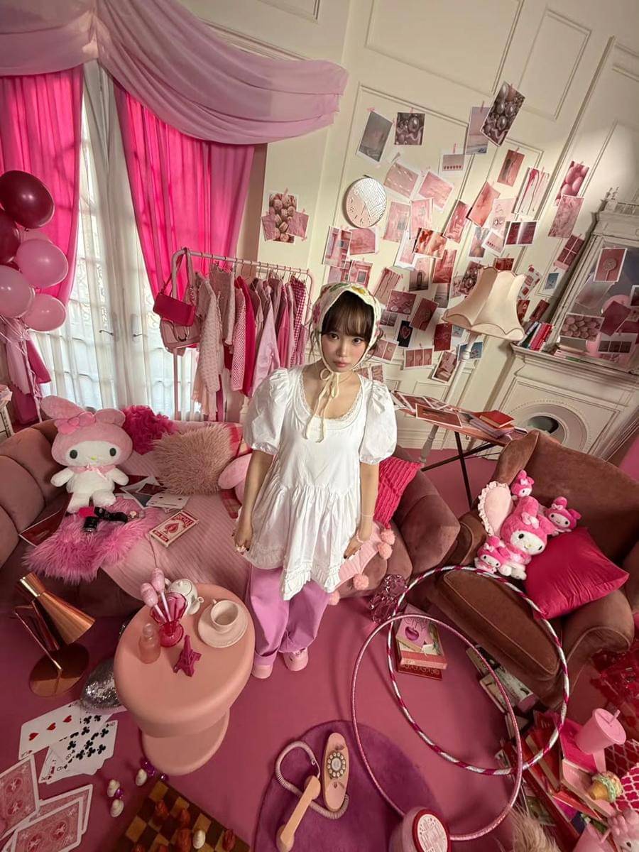 Gaya girly ala Chaewon LE SSERAFIM