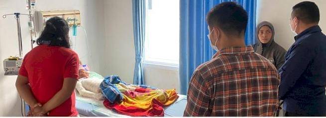 Anggota Polres Manggarai bertemu dengan korban luka bakar akibat ledakan mercon kaleng. (Dok Polres Manggarai)