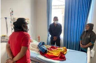 Anggota Polres Manggarai bertemu dengan korban luka bakar akibat ledakan mercon kaleng. (Dok Polres Manggarai)