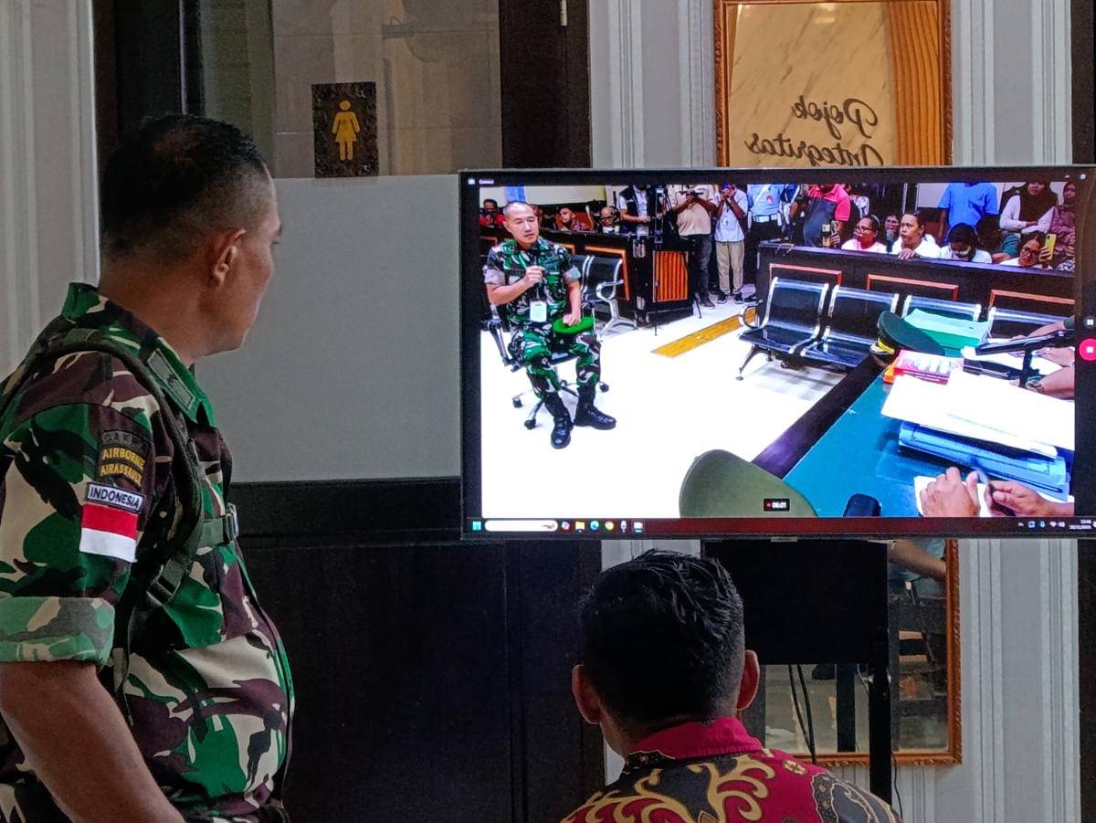 Ayah Prada Lucky memantau kesaksian Komandan Batalion di luar sidang. (IDN Times/Putra Bali Mula)