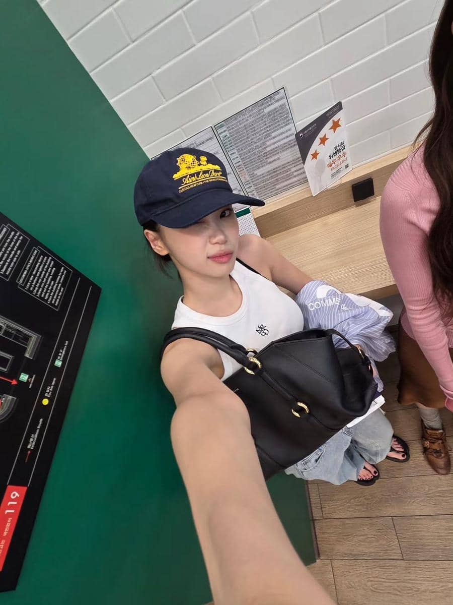 cozy outfit ala Chaewon LE SSERAFIM