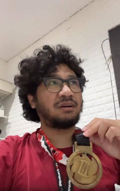 The Musicians Pamer Piala dan Medali Juara (instagram.com/kuntoajiw)