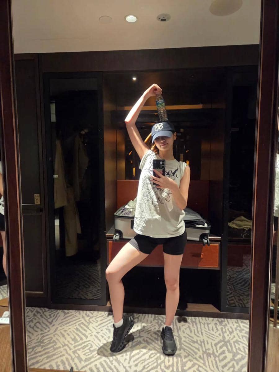 cozy outfit ala Chaewon LE SSERAFIM