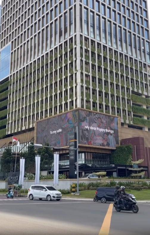 Anniversary ke-12 Poppy Bunga dan Suami